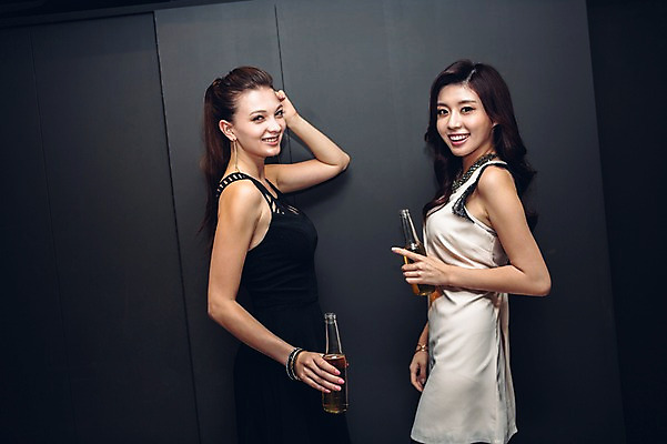 포토 JPG 백인 원피스 여자 병맥주 실내 상반신 20대 성인 두명 옆모습 친구 한국인 춤 클럽 성인여자만 청년여자만 국내포토 서양인 옷 뷰포인트 관계 문화예술 맥주 사람 동양인 청년 내부 여자만 청년만 성인만 파일형식
