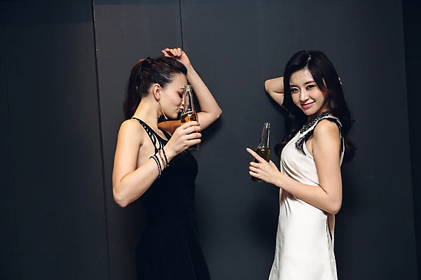 포토 JPG 백인 원피스 여자 병맥주 실내 상반신 20대 성인 두명 옆모습 친구 한국인 춤 클럽 성인여자만 청년여자만 국내포토 서양인 옷 뷰포인트 관계 문화예술 맥주 사람 동양인 청년 내부 여자만 청년만 성인만 파일형식