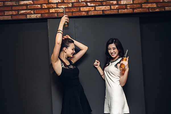 포토 JPG 백인 원피스 여자 병맥주 실내 상반신 20대 성인 두명 옆모습 친구 한국인 춤 클럽 성인여자만 청년여자만 국내포토 서양인 옷 뷰포인트 관계 문화예술 맥주 사람 동양인 청년 내부 여자만 청년만 성인만 파일형식