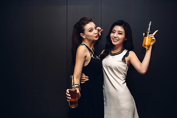 포토 JPG 백인 원피스 여자 병맥주 실내 상반신 20대 성인 두명 옆모습 친구 한국인 춤 클럽 성인여자만 청년여자만 국내포토 서양인 옷 뷰포인트 관계 문화예술 맥주 사람 동양인 청년 내부 여자만 청년만 성인만 파일형식