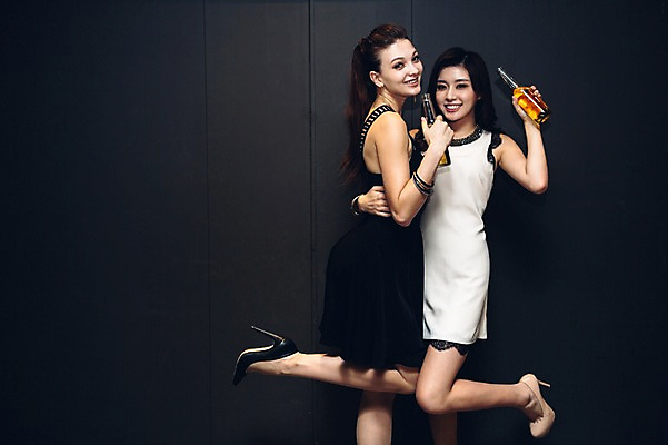 포토 JPG 백인 원피스 여자 병맥주 실내 상반신 20대 성인 두명 옆모습 친구 한국인 춤 클럽 성인여자만 청년여자만 국내포토 서양인 옷 뷰포인트 관계 문화예술 맥주 사람 동양인 청년 내부 여자만 청년만 성인만 파일형식