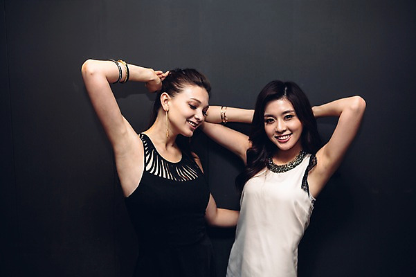 포토 JPG 백인 원피스 여자 실내 상반신 20대 성인 두명 옆모습 친구 한국인 춤 클럽 성인여자만 청년여자만 국내포토 서양인 옷 뷰포인트 관계 문화예술 사람 동양인 청년 내부 여자만 청년만 성인만 파일형식