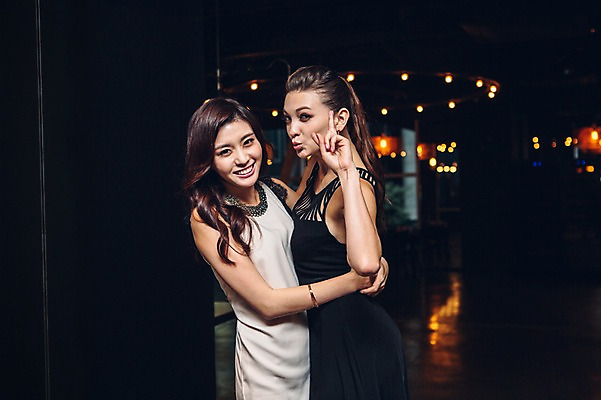 포토 JPG 백인 원피스 여자 안기 실내 상반신 20대 성인 두명 옆모습 친구 한국인 춤 클럽 성인여자만 청년여자만 국내포토 서양인 옷 뷰포인트 관계 모션 문화예술 사람 동양인 청년 내부 여자만 청년만 성인만 파일형식