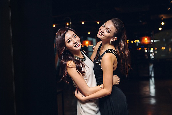 포토 JPG 백인 원피스 여자 안기 실내 상반신 20대 성인 두명 옆모습 친구 한국인 춤 클럽 성인여자만 청년여자만 국내포토 서양인 옷 뷰포인트 관계 모션 문화예술 사람 동양인 청년 내부 여자만 청년만 성인만 파일형식