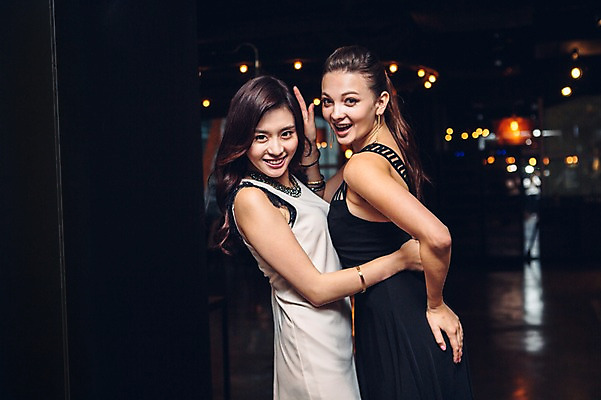 포토 JPG 백인 원피스 여자 안기 실내 상반신 20대 성인 두명 옆모습 친구 한국인 춤 클럽 성인여자만 청년여자만 국내포토 서양인 옷 뷰포인트 관계 모션 문화예술 사람 동양인 청년 내부 여자만 청년만 성인만 파일형식