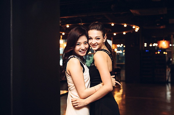 포토 JPG 백인 원피스 여자 안기 실내 상반신 20대 성인 두명 옆모습 친구 한국인 춤 클럽 성인여자만 청년여자만 국내포토 서양인 옷 뷰포인트 관계 모션 문화예술 사람 동양인 청년 내부 여자만 청년만 성인만 파일형식