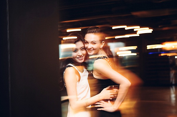 포토 JPG 백인 원피스 여자 안기 실내 상반신 20대 성인 두명 옆모습 친구 한국인 춤 흔들림 클럽 성인여자만 청년여자만 국내포토 서양인 옷 뷰포인트 관계 모션 문화예술 사람 동양인 청년 내부 여자만 청년만 성인만 파일형식