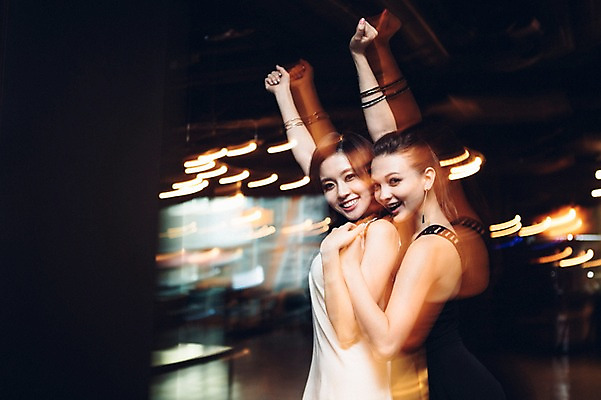 포토 JPG 백인 원피스 여자 실내 상반신 20대 성인 두명 옆모습 친구 한국인 춤 흔들림 클럽 성인여자만 청년여자만 국내포토 서양인 옷 뷰포인트 관계 모션 문화예술 사람 동양인 청년 내부 여자만 청년만 성인만 파일형식