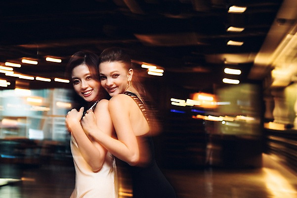 포토 JPG 백인 원피스 여자 실내 상반신 20대 성인 두명 옆모습 친구 한국인 춤 흔들림 클럽 성인여자만 청년여자만 국내포토 서양인 옷 뷰포인트 관계 모션 문화예술 사람 동양인 청년 내부 여자만 청년만 성인만 파일형식