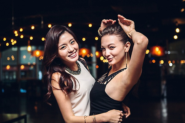 포토 JPG 백인 원피스 여자 실내 상반신 20대 성인 두명 옆모습 친구 한국인 춤 클럽 성인여자만 청년여자만 국내포토 서양인 옷 뷰포인트 관계 문화예술 사람 동양인 청년 내부 여자만 청년만 성인만 파일형식
