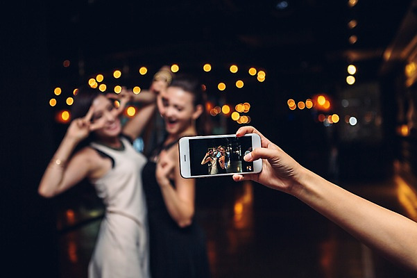 포토 JPG 백인 손 원피스 여자 실내 상반신 20대 성인 옆모습 신체부위 세명 친구 스마트폰 사진촬영 한국인 클럽 브이 국내포토 서양인 옷 뷰포인트 관계 사람 동양인 손짓 청년 내부 핸드폰 스마트기기 촬영 파일형식