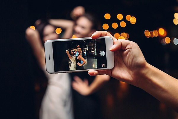 포토 JPG 백인 손 원피스 여자 실내 상반신 20대 성인 옆모습 신체부위 세명 친구 스마트폰 사진촬영 한국인 클럽 국내포토 서양인 옷 뷰포인트 관계 사람 동양인 청년 내부 핸드폰 스마트기기 촬영 파일형식