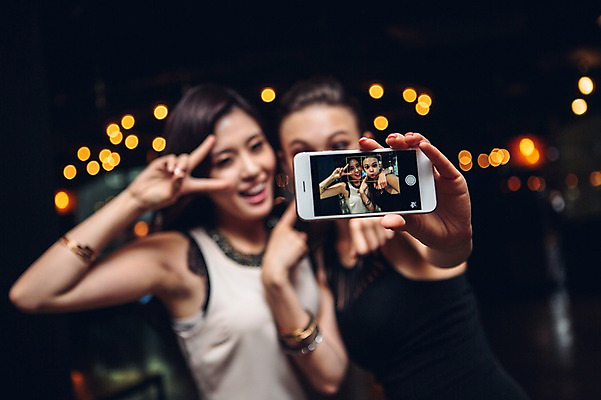 포토 JPG 백인 원피스 여자 실내 상반신 20대 성인 두명 앞모습 친구 스마트폰 한국인 셀프카메라 클럽 브이 성인여자만 청년여자만 국내포토 서양인 옷 뷰포인트 관계 사람 동양인 손짓 청년 내부 핸드폰 스마트기기 사진촬영 여자만 청년만 성인만 파일형식