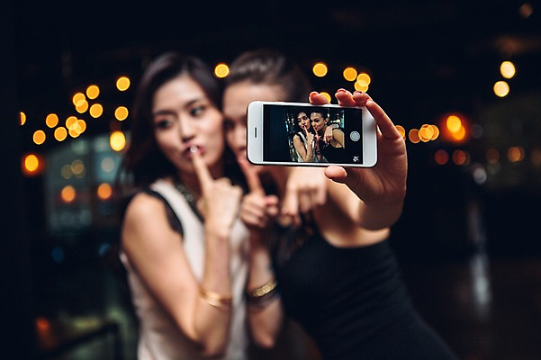 포토 JPG 백인 원피스 여자 실내 상반신 20대 성인 두명 옆모습 아웃포커스 친구 스마트폰 한국인 셀프카메라 클럽 성인여자만 청년여자만 국내포토 서양인 옷 뷰포인트 관계 촬영기법 사람 동양인 청년 내부 핸드폰 스마트기기 사진촬영 여자만 청년만 성인만 파일형식