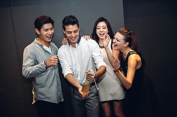 포토 JPG 백인 여자 남자 실내 여러명 상반신 20대 성인 앞모습 친구 한국인 샴페인 청년만 성인만 국내포토 서양인 뷰포인트 다수 관계 주류 사람 동양인 청년 내부 파일형식