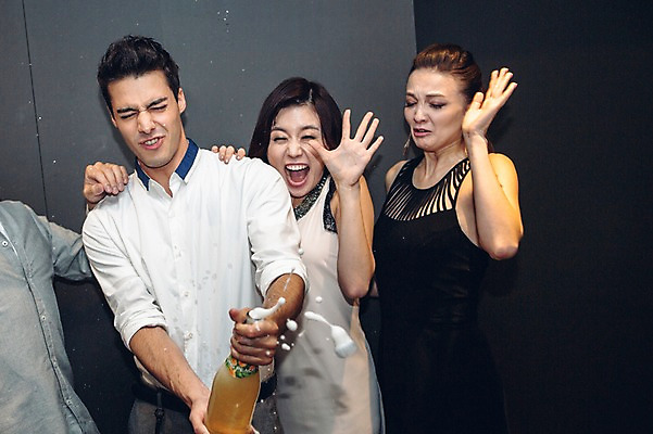 포토 JPG 백인 여자 남자 실내 여러명 상반신 20대 성인 앞모습 친구 한국인 샴페인 청년만 성인만 국내포토 서양인 뷰포인트 다수 관계 주류 사람 동양인 청년 내부 파일형식