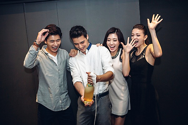 포토 JPG 백인 여자 남자 실내 여러명 상반신 20대 성인 앞모습 친구 한국인 샴페인 청년만 성인만 국내포토 서양인 뷰포인트 다수 관계 주류 사람 동양인 청년 내부 파일형식