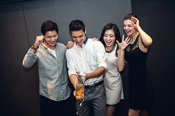 포토 JPG 백인 여자 남자 실내 여러명 상반신 20대 성인 앞모습 친구 한국인 샴페인 청년만 성인만 국내포토 서양인 뷰포인트 다수 관계 주류 사람 동양인 청년 내부 파일형식