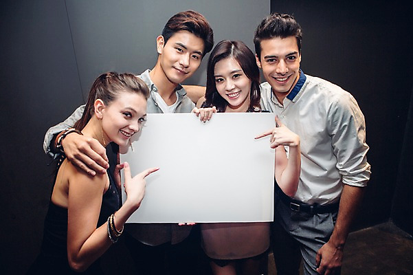 포토 JPG 백인 여자 남자 안기 사각프레임 실내 미소 여러명 상반신 20대 성인 앞모습 옆모습 친구 한국인 가리킴 청년만 성인만 국내포토 서양인 뷰포인트 다수 관계 모션 프레임 표정 사람 동양인 손짓 청년 내부 사각형 파일형식