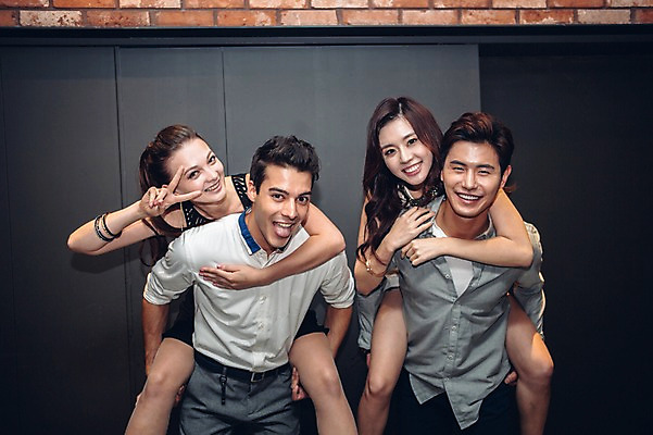 포토 JPG 백인 여자 남자 실내 미소 여러명 상반신 20대 성인 앞모습 친구 한국인 브이 메롱 업기 청년만 성인만 국내포토 서양인 뷰포인트 다수 관계 모션 표정 사람 동양인 손짓 청년 내부 파일형식