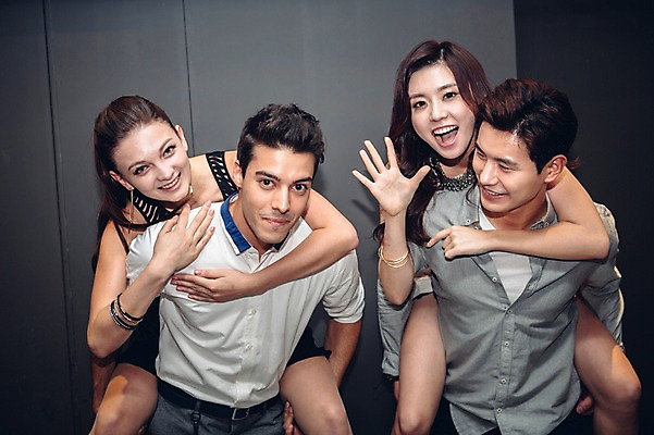 포토 JPG 백인 여자 남자 실내 여러명 상반신 20대 성인 앞모습 친구 한국인 손인사 업기 청년만 성인만 국내포토 서양인 뷰포인트 다수 관계 모션 사람 동양인 청년 내부 인사 파일형식