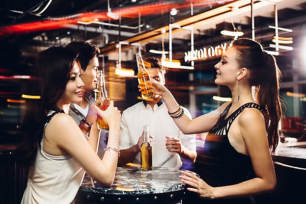 포토 JPG 백인 여자 남자 병맥주 실내 여러명 상반신 20대 성인 앞모습 옆모습 친구 한국인 선술집 청년만 성인만 국내포토 서양인 뷰포인트 다수 관계 맥주 사람 동양인 청년 내부 술집 파일형식