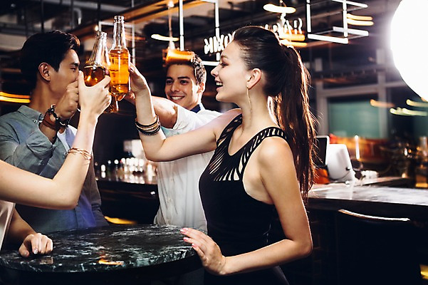 포토 JPG 백인 손 여자 남자 병맥주 실내 여러명 상반신 20대 성인 옆모습 신체부위 친구 한국인 선술집 건배 팔 청년만 성인만 국내포토 서양인 뷰포인트 다수 관계 맥주 사람 동양인 청년 내부 술집 파일형식