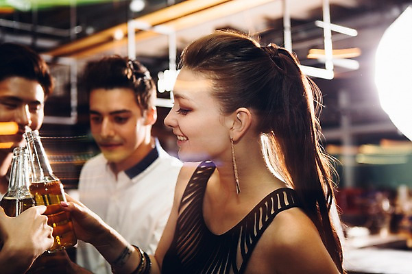 포토 JPG 백인 손 여자 남자 병맥주 실내 여러명 상반신 20대 성인 옆모습 신체부위 친구 한국인 선술집 건배 청년만 성인만 국내포토 서양인 뷰포인트 다수 관계 맥주 사람 동양인 청년 내부 술집 파일형식