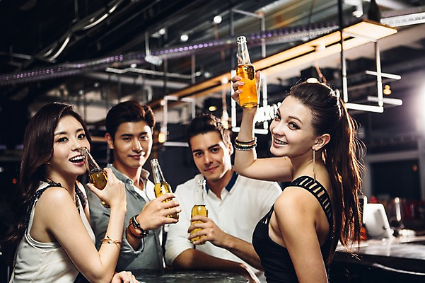 포토 JPG 백인 여자 남자 병맥주 실내 미소 여러명 상반신 20대 성인 앞모습 옆모습 친구 한국인 선술집 청년만 성인만 국내포토 서양인 뷰포인트 다수 관계 맥주 표정 사람 동양인 청년 내부 술집 파일형식