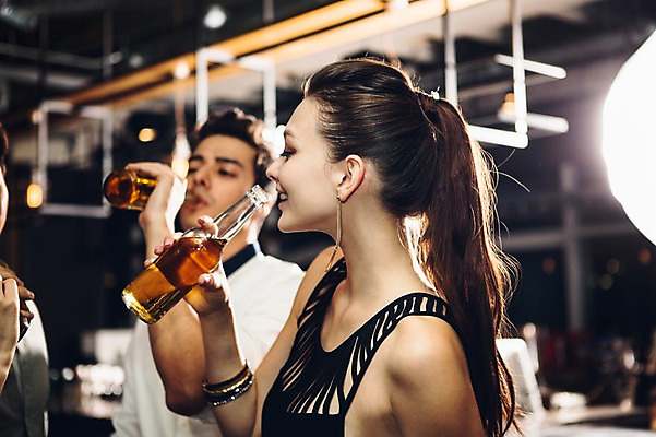 포토 JPG 백인 여자 남자 병맥주 실내 상반신 20대 성인 두명 옆모습 친구 마시기 선술집 청년만 성인만 국내포토 서양인 뷰포인트 관계 모션 맥주 사람 청년 내부 술집 파일형식