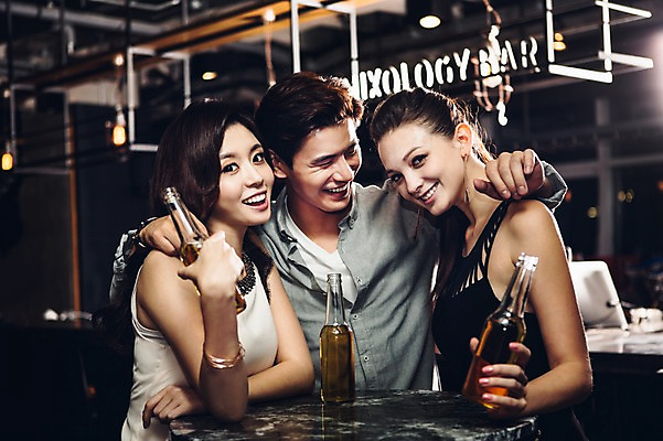 포토 JPG 백인 여자 남자 안기 병맥주 실내 미소 상반신 20대 성인 앞모습 세명 친구 한국인 선술집 청년만 성인만 국내포토 서양인 뷰포인트 관계 모션 맥주 표정 사람 동양인 청년 내부 술집 파일형식