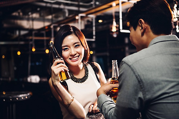 포토 JPG 백인 여자 남자 병맥주 실내 미소 상반신 20대 성인 두명 앞모습 뒷모습 친구 한국인 선술집 청년만 성인만 국내포토 서양인 뷰포인트 관계 맥주 표정 사람 동양인 청년 내부 술집 파일형식