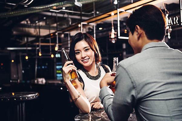포토 JPG 백인 여자 남자 병맥주 실내 미소 상반신 20대 성인 두명 앞모습 뒷모습 친구 한국인 선술집 청년만 성인만 국내포토 서양인 뷰포인트 관계 맥주 표정 사람 동양인 청년 내부 술집 파일형식