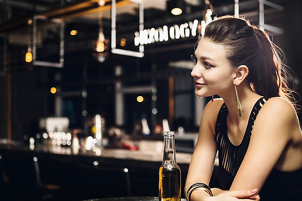 포토 JPG 백인 여자 병맥주 실내 한명 상반신 20대 성인 옆모습 선술집 청년여자한명만 성인여자한명만 혼족 국내포토 서양인 1 뷰포인트 맥주 사람 청년 내부 술집 싱글라이프 여자한명만 성인여자만 청년여자만 파일형식