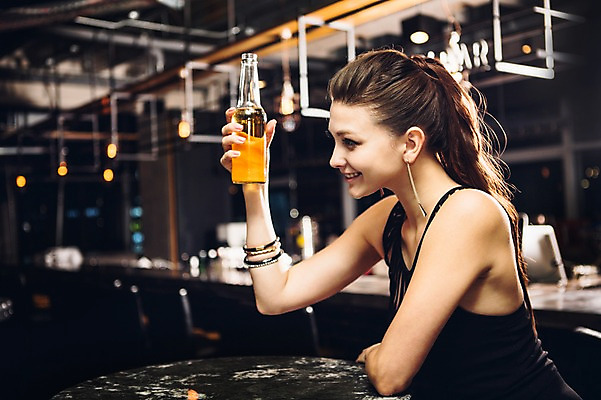 포토 JPG 백인 여자 병맥주 실내 한명 미소 상반신 20대 성인 옆모습 선술집 청년여자한명만 성인여자한명만 혼족 국내포토 서양인 1 뷰포인트 맥주 표정 사람 청년 내부 술집 싱글라이프 여자한명만 성인여자만 청년여자만 파일형식