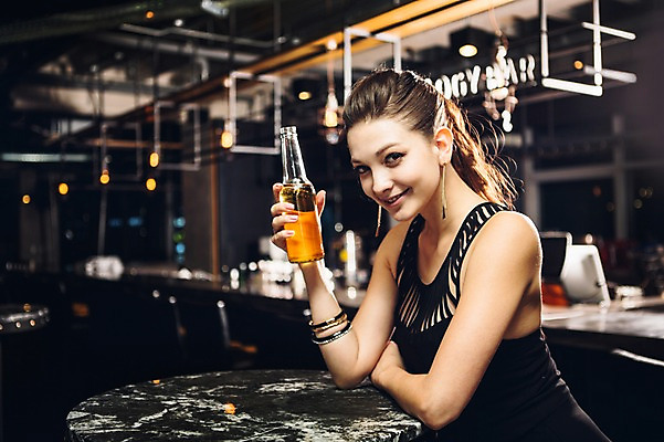 포토 JPG 백인 여자 병맥주 실내 한명 미소 상반신 20대 성인 옆모습 선술집 청년여자한명만 성인여자한명만 혼족 국내포토 서양인 1 뷰포인트 맥주 표정 사람 청년 내부 술집 싱글라이프 여자한명만 성인여자만 청년여자만 파일형식