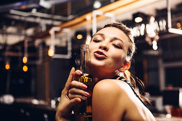 포토 JPG 백인 여자 병맥주 실내 한명 상반신 20대 성인 눈감음 선술집 입내밀기 청년여자한명만 성인여자한명만 혼족 국내포토 서양인 1 모션 맥주 사람 청년 내부 술집 싱글라이프 여자한명만 성인여자만 청년여자만 파일형식