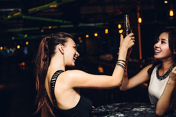 포토 JPG 백인 여자 병맥주 실내 상반신 20대 성인 두명 옆모습 친구 한국인 선술집 건배 성인여자만 청년여자만 국내포토 서양인 뷰포인트 관계 맥주 사람 동양인 청년 내부 술집 여자만 청년만 성인만 파일형식