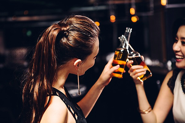 포토 JPG 백인 여자 병맥주 실내 상반신 20대 성인 두명 옆모습 친구 한국인 선술집 건배 성인여자만 청년여자만 국내포토 서양인 뷰포인트 관계 맥주 사람 동양인 청년 내부 술집 여자만 청년만 성인만 파일형식