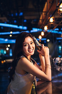 포토 JPG 여자 병맥주 실내 한명 미소 상반신 20대 성인 옆모습 한국인 선술집 청년여자한명만 성인여자한명만 혼족 국내포토 1 뷰포인트 맥주 표정 사람 동양인 청년 내부 술집 싱글라이프 여자한명만 성인여자만 청년여자만 파일형식