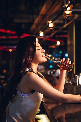 포토 JPG 여자 병맥주 실내 한명 미소 상반신 20대 성인 옆모습 눈감음 한국인 마시기 선술집 청년여자한명만 성인여자한명만 혼족 국내포토 1 뷰포인트 모션 맥주 표정 사람 동양인 청년 내부 술집 싱글라이프 여자한명만 성인여자만 청년여자만 파일형식