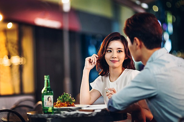 포토 JPG 여자 남자 실내 앉기 상반신 20대 성인 두명 앞모습 뒷모습 친구 레스토랑 한국인 선술집 안주 소주 소주병 소주잔 청년만 성인만 국내포토 뷰포인트 술잔 관계 모션 술병 주류 사람 동양인 청년 내부 식당 술집 파일형식