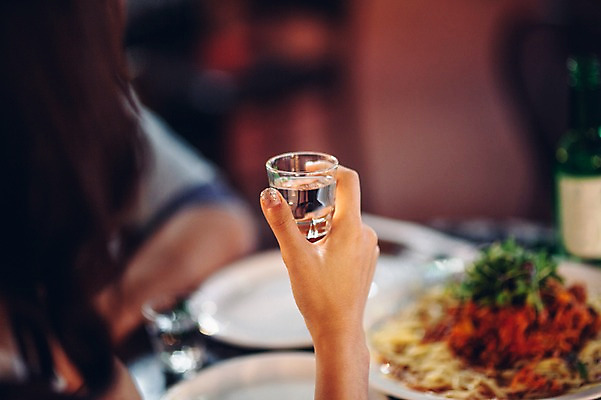 포토 JPG 손 여자 실내 한명 들기 20대 성인 아웃포커스 신체부위 레스토랑 한국인 선술집 소주 소주잔 혼족 국내포토 1 술잔 모션 주류 촬영기법 사람 동양인 청년 내부 식당 술집 싱글라이프 파일형식