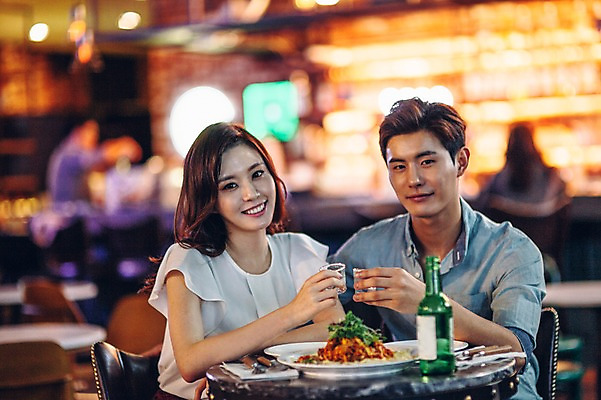 포토 JPG 여자 남자 실내 앉기 상반신 20대 성인 두명 앞모습 친구 레스토랑 한국인 선술집 안주 소주 소주병 소주잔 청년만 성인만 국내포토 뷰포인트 술잔 관계 모션 술병 주류 사람 동양인 청년 내부 식당 술집 파일형식