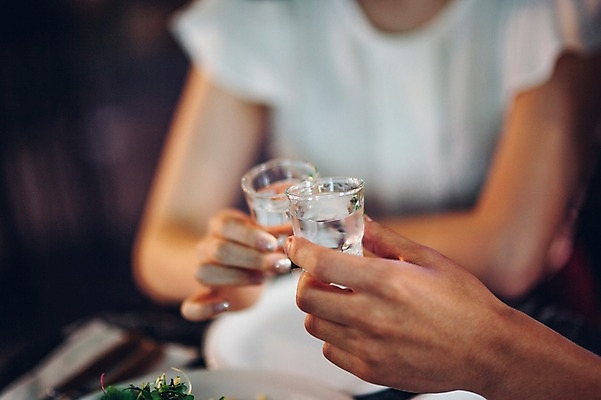 포토 JPG 손 여자 남자 실내 상반신 20대 성인 두명 아웃포커스 신체부위 친구 레스토랑 한국인 선술집 소주 소주잔 국내포토 술잔 관계 주류 촬영기법 사람 동양인 청년 내부 식당 술집 파일형식