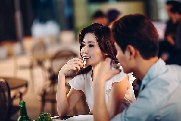 포토 JPG 여자 남자 실내 앉기 상반신 20대 성인 두명 옆모습 친구 레스토랑 한국인 선술집 소주 소주병 소주잔 청년만 성인만 국내포토 뷰포인트 술잔 관계 모션 술병 주류 사람 동양인 청년 내부 식당 술집 파일형식