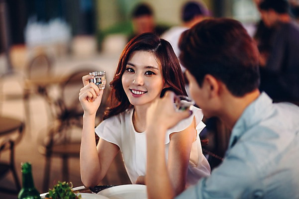 포토 JPG 여자 남자 실내 앉기 상반신 20대 성인 두명 앞모습 옆모습 친구 레스토랑 한국인 선술집 소주 소주병 소주잔 청년만 성인만 국내포토 뷰포인트 술잔 관계 모션 술병 주류 사람 동양인 청년 내부 식당 술집 파일형식