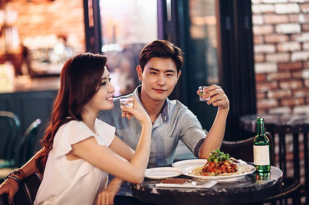 포토 JPG 여자 남자 실내 앉기 상반신 20대 성인 두명 앞모습 옆모습 친구 레스토랑 한국인 선술집 안주 소주 소주병 소주잔 청년만 성인만 국내포토 뷰포인트 술잔 관계 모션 술병 주류 사람 동양인 청년 내부 식당 술집 파일형식