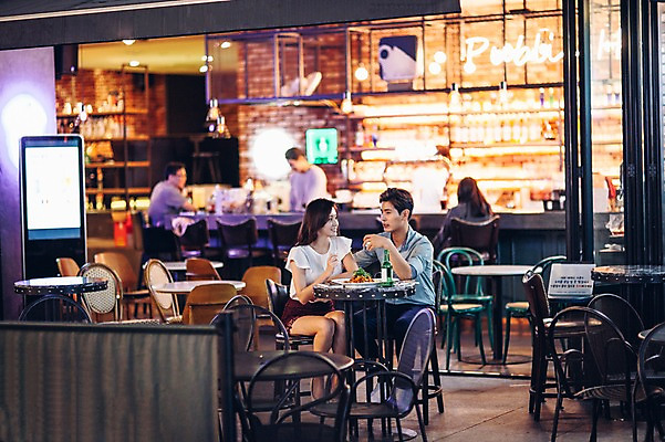 포토 JPG 여자 남자 실내 앉기 여러명 상반신 20대 성인 앞모습 친구 레스토랑 한국인 선술집 안주 소주 소주병 소주잔 청년만 성인만 국내포토 뷰포인트 다수 술잔 관계 모션 술병 주류 사람 동양인 청년 내부 식당 술집 파일형식