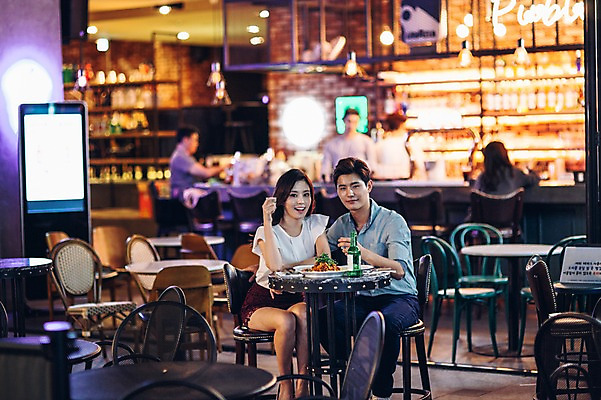 포토 JPG 여자 남자 실내 앉기 여러명 상반신 20대 성인 앞모습 친구 레스토랑 한국인 선술집 안주 소주 소주병 소주잔 청년만 성인만 국내포토 뷰포인트 다수 술잔 관계 모션 술병 주류 사람 동양인 청년 내부 식당 술집 파일형식